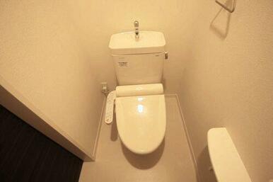 トイレ便座は暖房・洗浄機能付。ペーパーホルダーはもちろん、タオル掛けもございます。
