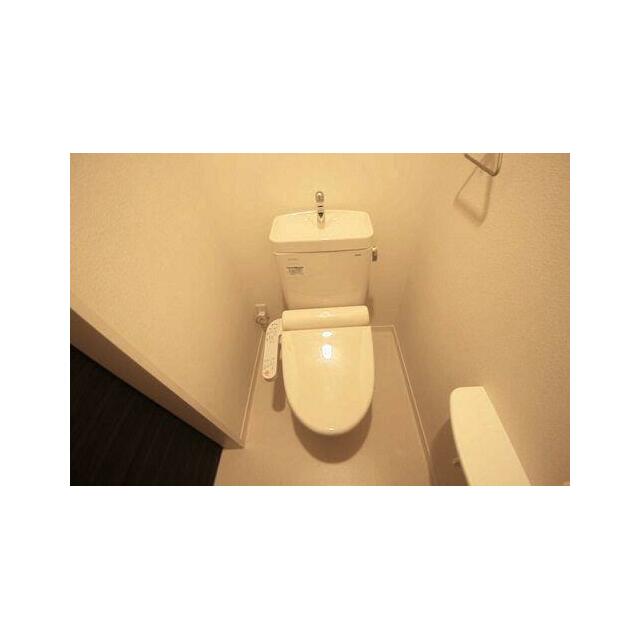 トイレ便座は暖房・洗浄機能付。ペーパーホルダーはもちろん、タオル掛けもございます。
