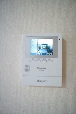 【モニター付インターホン】お部屋にいながら玄関の様子がわかるモニター付き。自動録画機能付きで、不在時