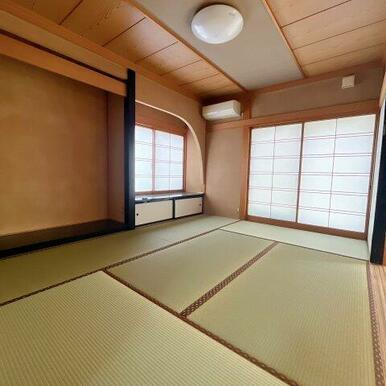 1階6帖の和室。廊下から出入りできるので来客時に便利です！畳表替えしてあります！