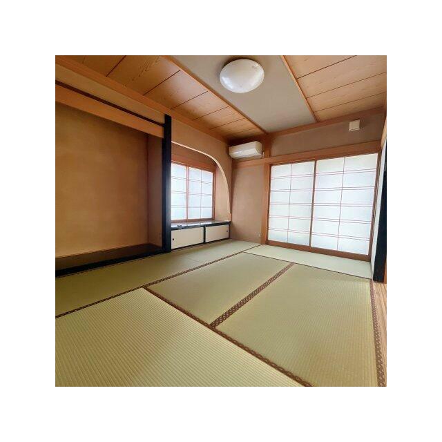 1階6帖の和室。廊下から出入りできるので来客時に便利です！畳表替えしてあります！