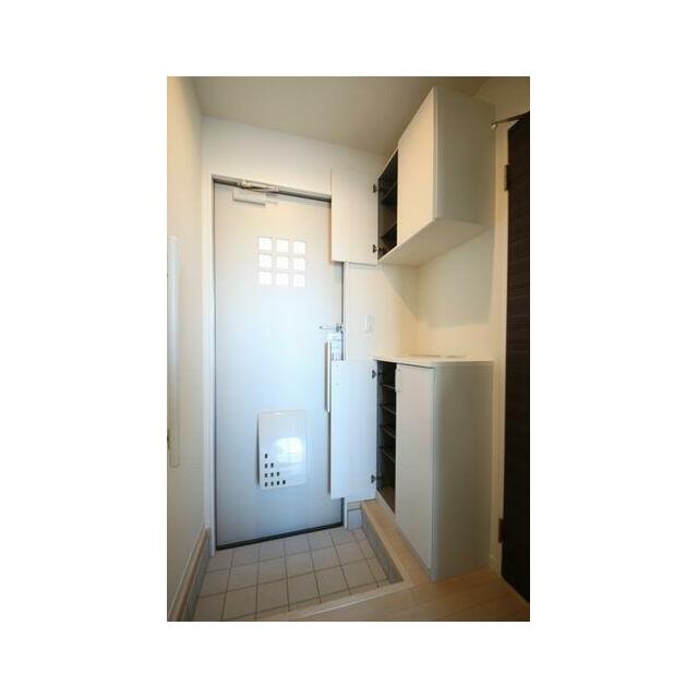 家族やお客様をお迎えする玄関に花を飾ったりできるよう、クロゼットはカウンター付きのタイプにしていま…