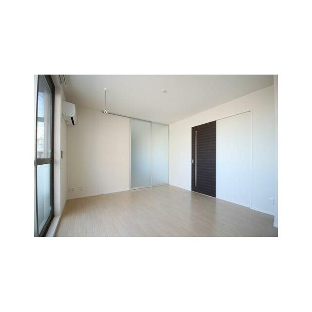 南東向きに窓も大きくとりました。ゆったりとした、居心地のいい空間に、やわらかい家族の交流が生まれま…