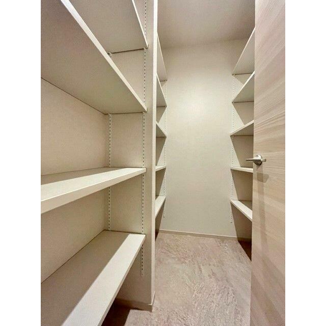 玄関横には土間収納がございます