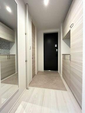 玄関　シューズボックスを採用しており、姿見を設置しております。