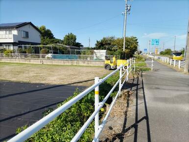 東側水路及び歩道のようす