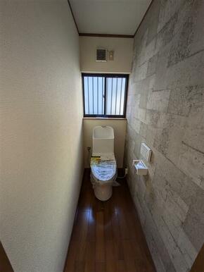 【1階　トイレ】窓があり、自然光が差し込むため、明るく清潔感があります。