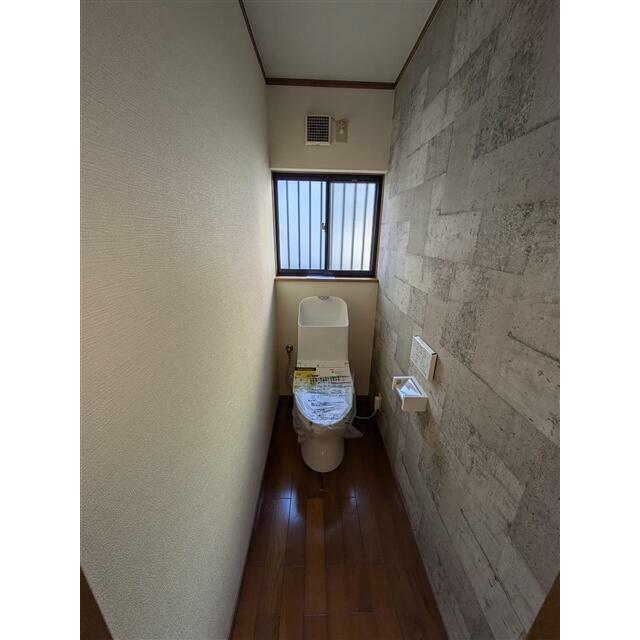 【1階　トイレ】窓があり、自然光が差し込むため、明るく清潔感があります。