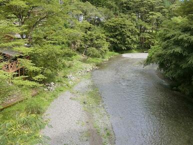 現地より徒歩１分。橋下の清流