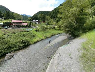 現地より徒歩１分。橋下の清流