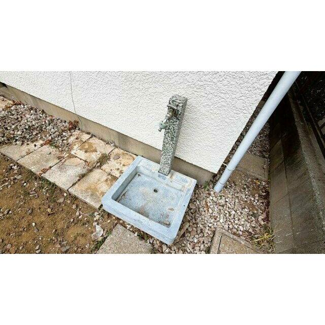 屋外に水栓と流しを設置。ガーデニングや掃除に活用可能です。
