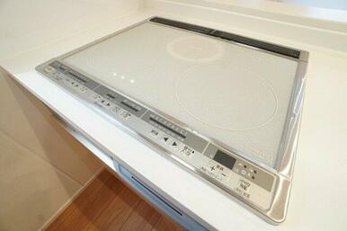拭き掃除が楽々なIHコンロ。火を使わない安心感もあります！※類似物件の参考画像です。