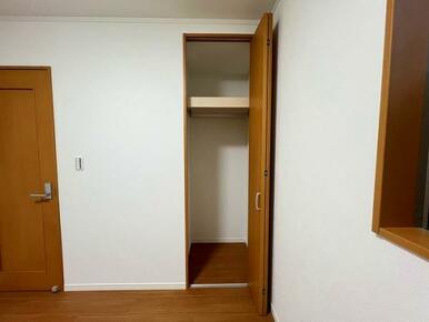 「1階北側洋室」収納が付いております。