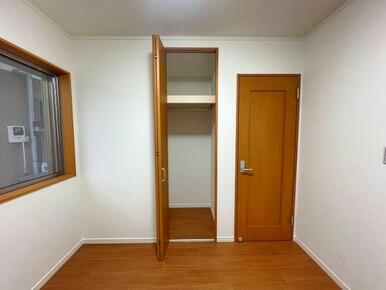 「1階南側洋室」収納が付いております。