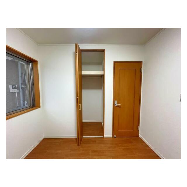 「1階南側洋室」収納が付いております。