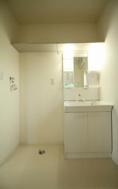洗髪洗面化粧台です。鏡部分と下部に収納スペースがあり、上部には備品が置ける収納棚が設置されております