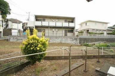 専用庭　目の前は畑ですので、日当たりもいいです。