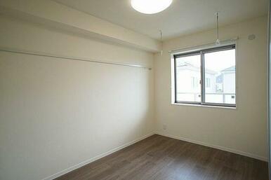 洋室　洋室５．７帖　室内物干し