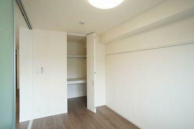 洋室５．７帖　クローゼットを設置。壁にはフック付きの化粧幕板を設置しています。