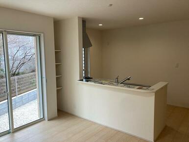 家具のデザインや配置でリビングの印象は大きく変わります。ぜひ自分の感性に合う空間を（1号棟）