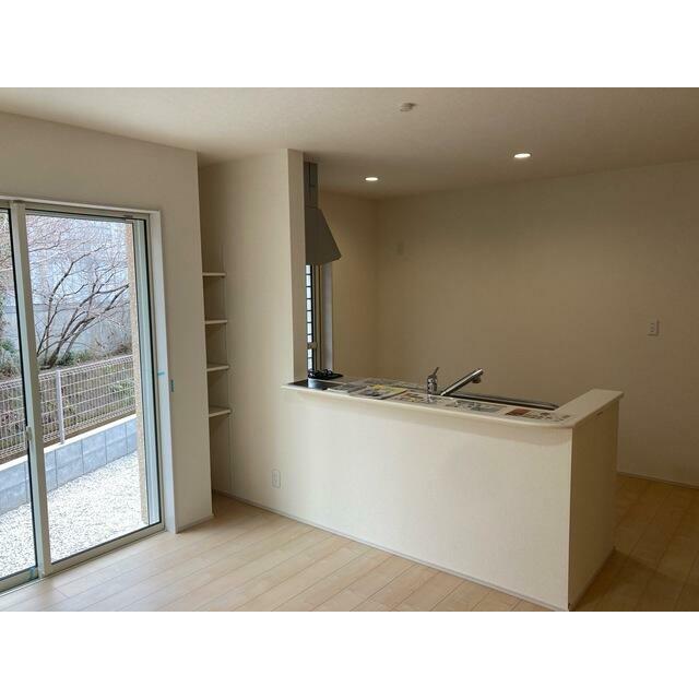 家具のデザインや配置でリビングの印象は大きく変わります。ぜひ自分の感性に合う空間を（1号棟）