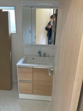 朝のお化粧から夜のスキンケアまで幅広く対応（1号棟）