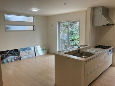 家具の配置で個性が光るリビング（1号棟）