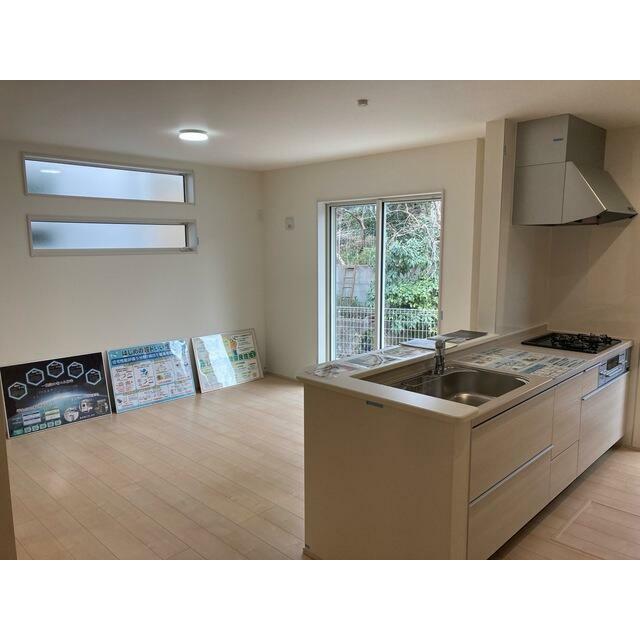 家具の配置で個性が光るリビング（1号棟）