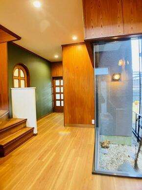 「玄関」玄関ホールから坪庭が見え雰囲気のある空間です。