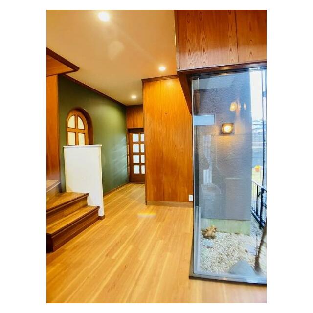 「玄関」玄関ホールから坪庭が見え雰囲気のある空間です。