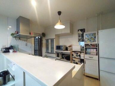 対面式のシステムキッチン