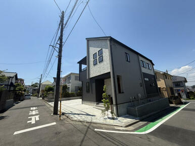 開放感ある南東＋北東の角地。前面6m・4m道路＆駐車3台OK。