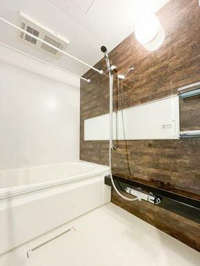 浴室はアクセントパネルを採用しております