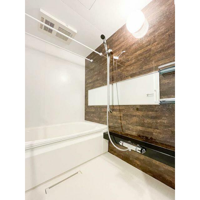 浴室はアクセントパネルを採用しております