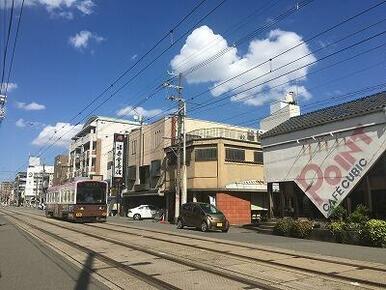 徒歩１分で上町線ぞいへ、カフェなどが立ち並ぶ帝塚山界隈