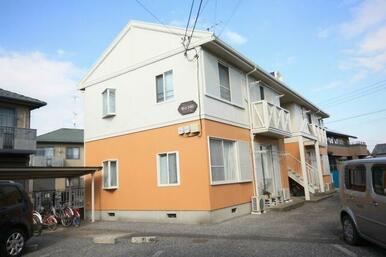 積水ハウス施工の２階建て賃貸住宅です。内階段タイプは共用部階段が建物の真ん中にあり隣号室と接する壁…