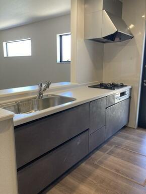 料理しながらリビングに目配せしやすいカウンターキッチンは子育て世代や介護中のご家庭にもおすすめ（1号棟）