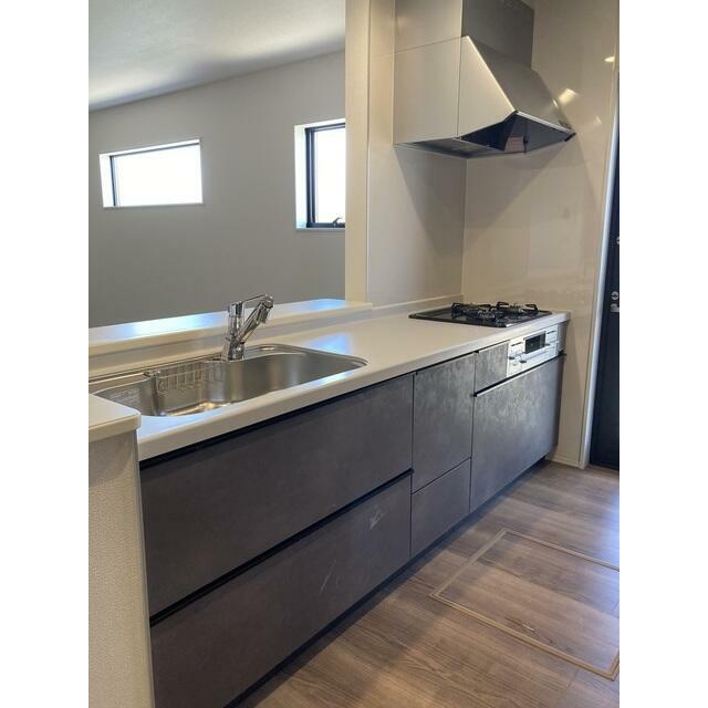 料理しながらリビングに目配せしやすいカウンターキッチンは子育て世代や介護中のご家庭にもおすすめ（1号棟）