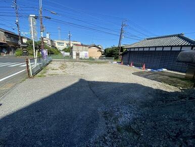 県道の通りに面した事業用立地