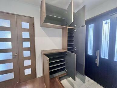 「玄関」たくさん収納できるシューズボックスがあります。