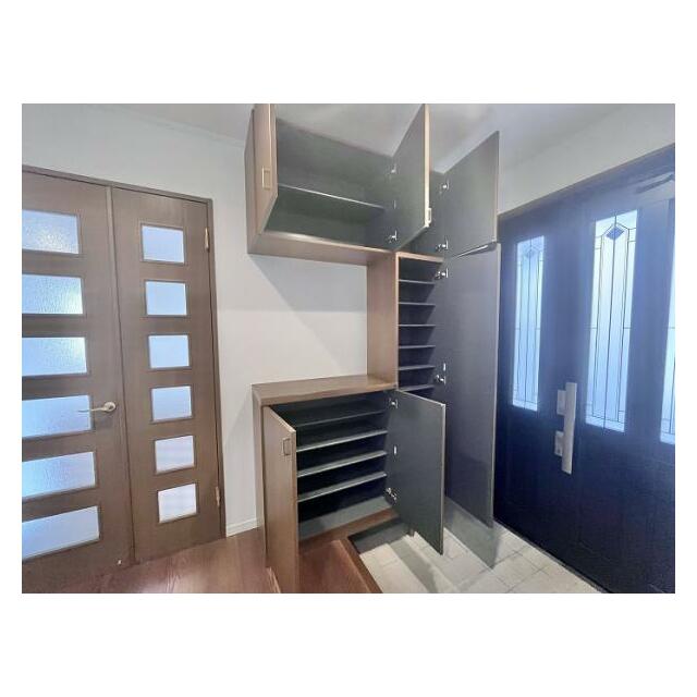 「玄関」たくさん収納できるシューズボックスがあります。