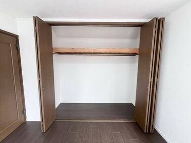 「2階南側洋室」クローゼット付きです。