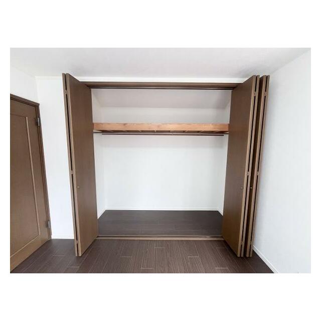 「2階南側洋室」クローゼット付きです。