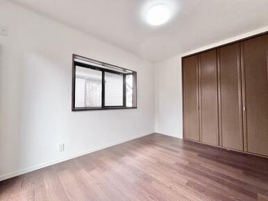 「2階西側洋室」約5.6帖の洋室です。