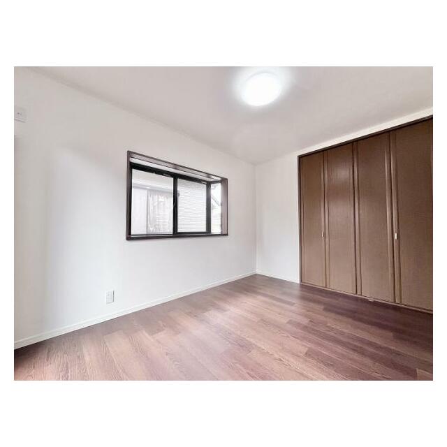 「2階西側洋室」約5.6帖の洋室です。