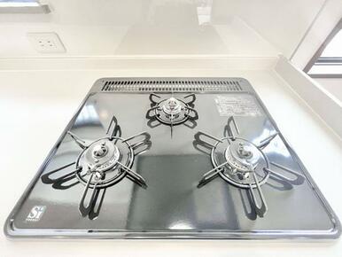 「キッチン」3口のガスコンロも新品交換済みです。