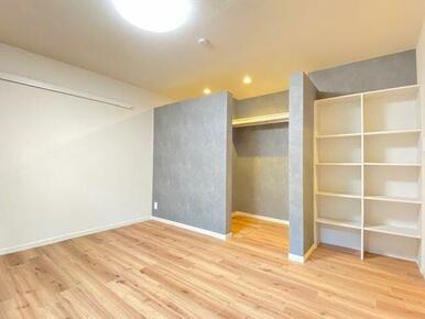 洋室には可動式の備え付けの棚があります。