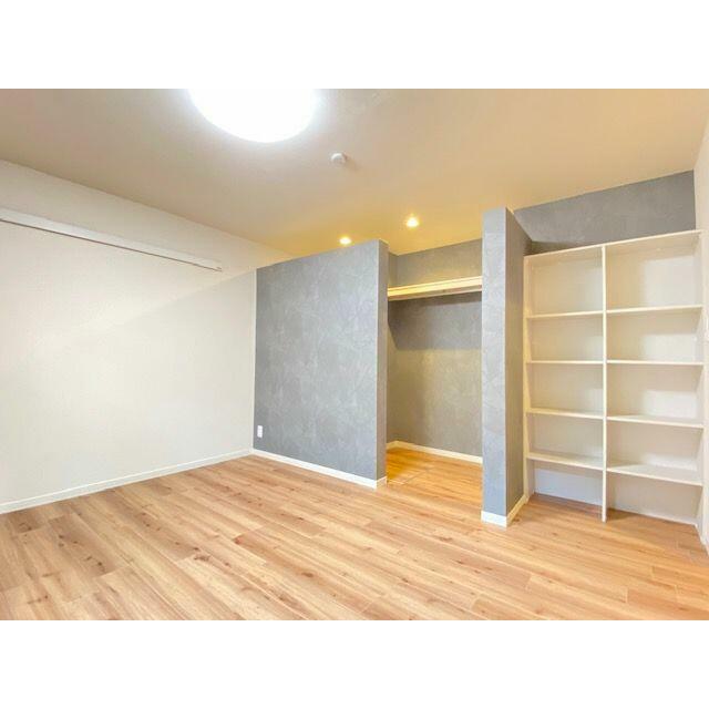 洋室には可動式の備え付けの棚があります。