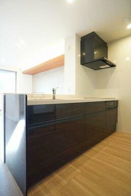 【キッチン】お手入れしやすいＩＨクッキングヒーター