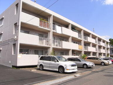 建物前面が駐車場です